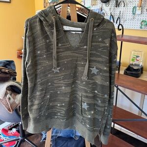Boutique Green Camo hoodie with white stars and zip side detail